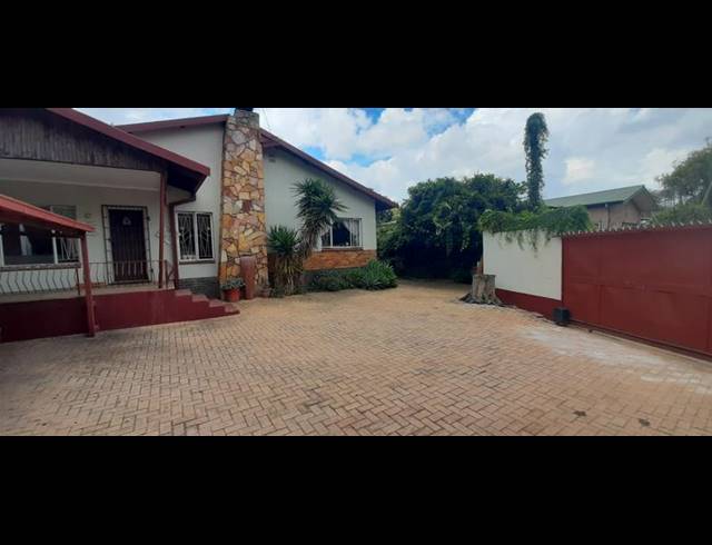 6 BEDROOM HOUSE FOR SALE IN CAPITAL PARK